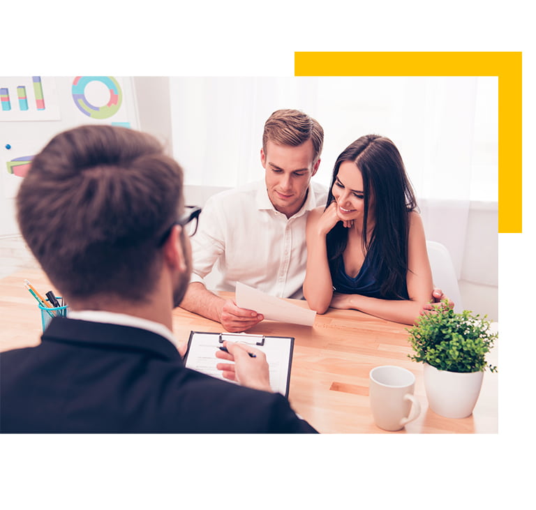 Mann berät Paar in Sachen Energie, Sanierung und Förderungen