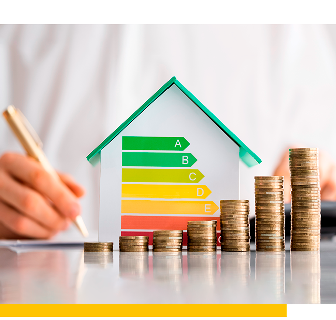 Förderantrag für energieffizientes Bauen wird ausgefüllt, Geld liegt auf dem Tisch